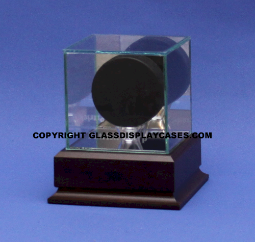 HOCKEY PUCK GLASS DISPLAY CASE WITH PLATFORM BASE - DESKTOP